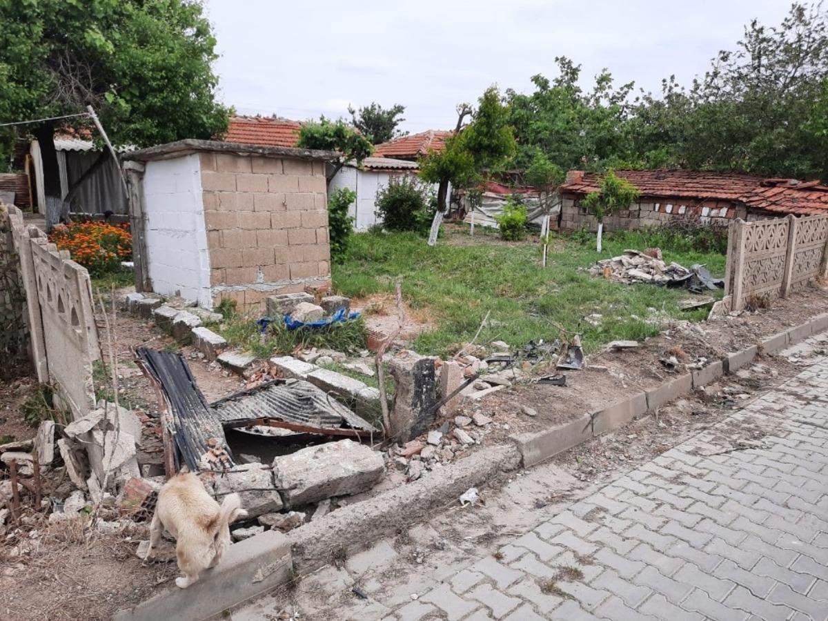 Otomobil evin bah&ccedil;e duvarına &ccedil;arptı