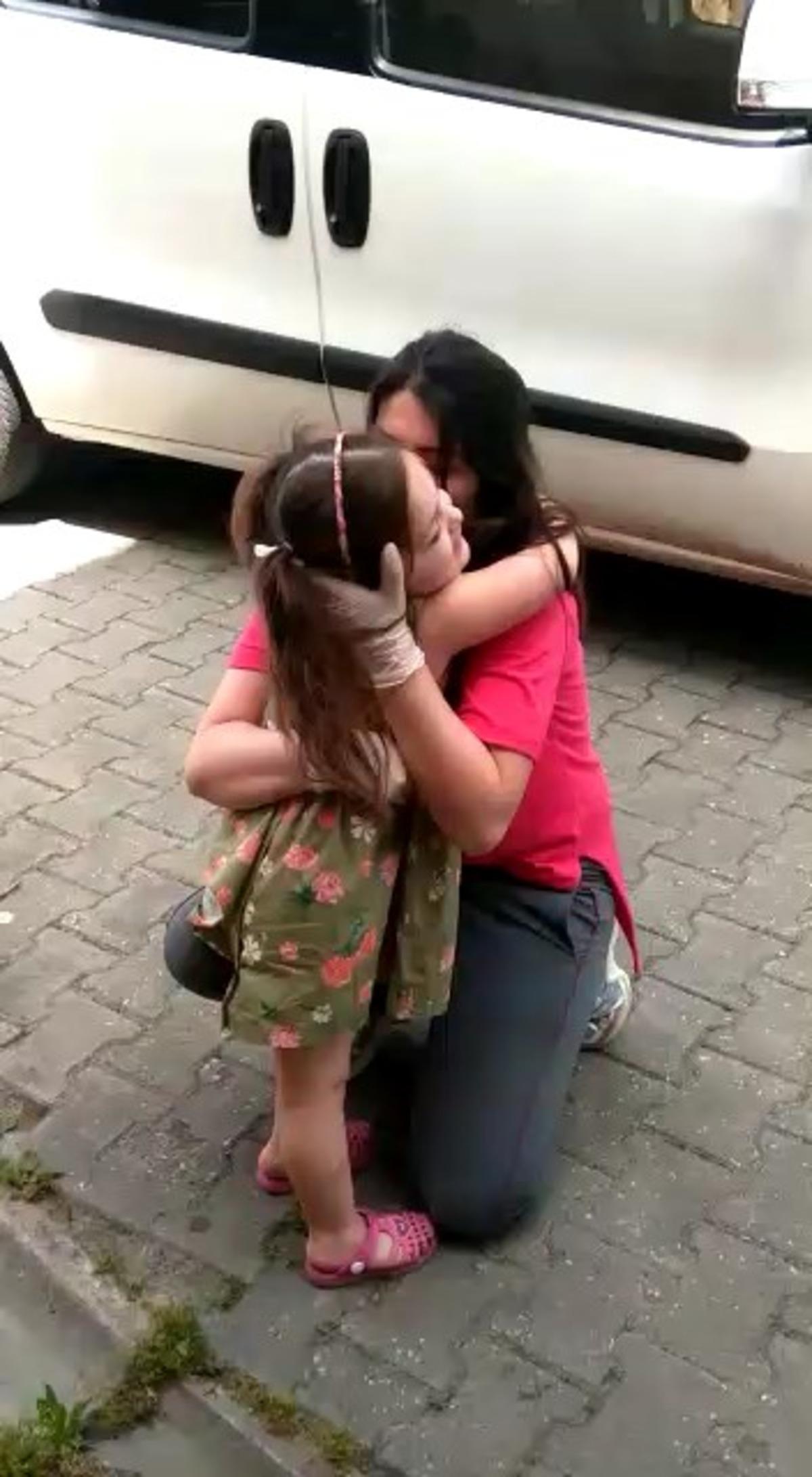 Koronavir&uuml;s&uuml; yendi, kızıyla b&ouml;yle kucaklaştı