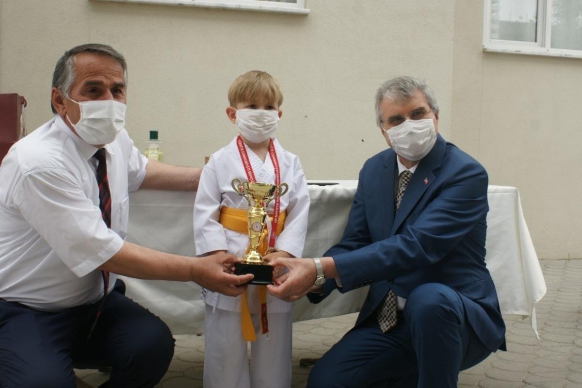 Başkan Y&uuml;ce&rsquo;den sarı kuşak alan 6 yaşındaki Yekta&rsquo;ya &ouml;d&uuml;l