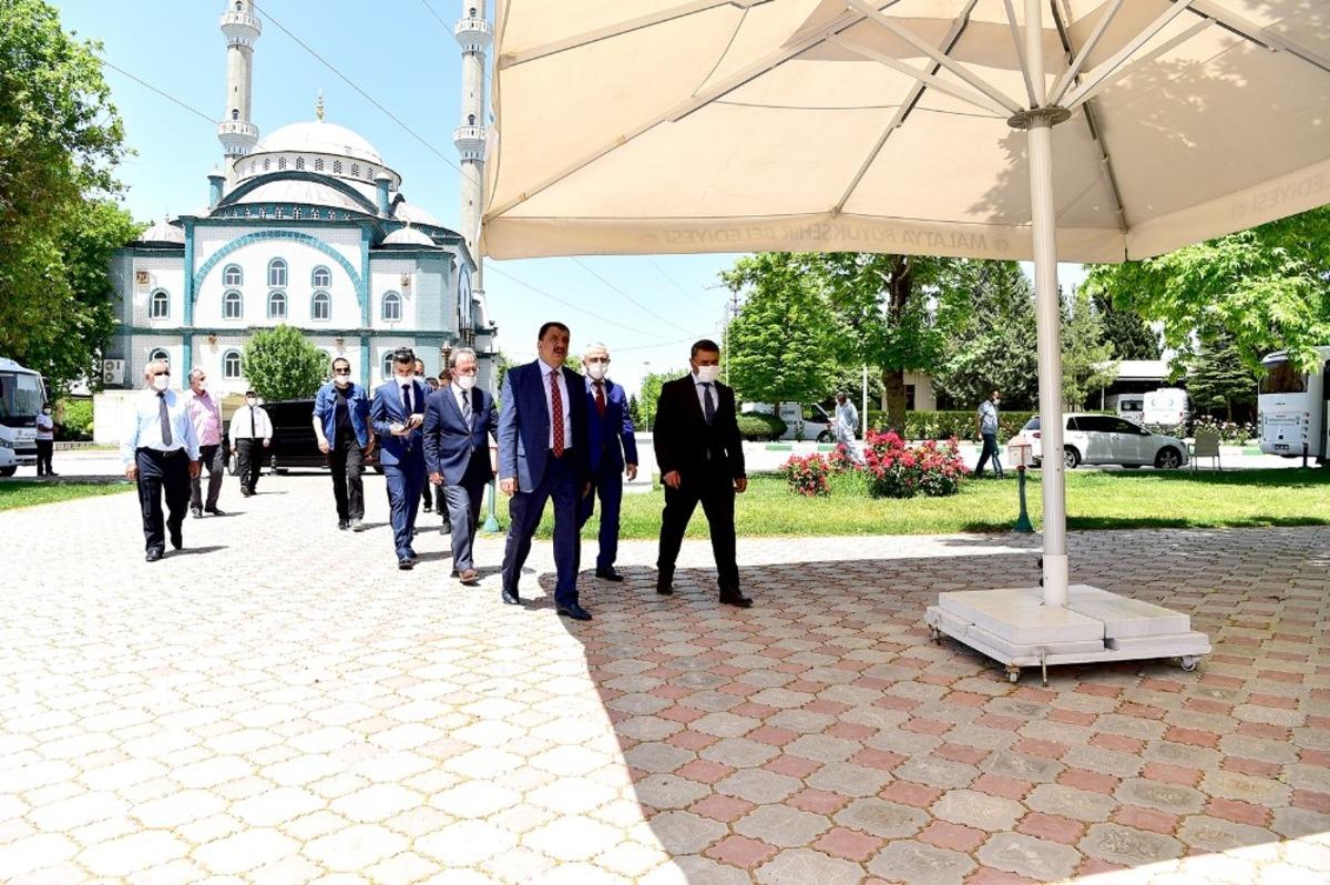 Başkan G&uuml;rkan, bayram &ouml;ncesi şehir mezarlığını ziyaret etti