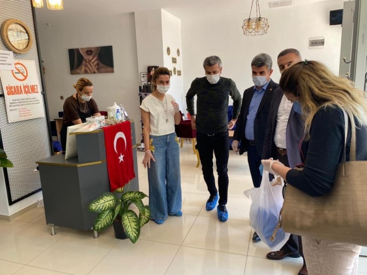 Adıyaman&rsquo;da berber ve kuaf&ouml;rlere maske dağıttı