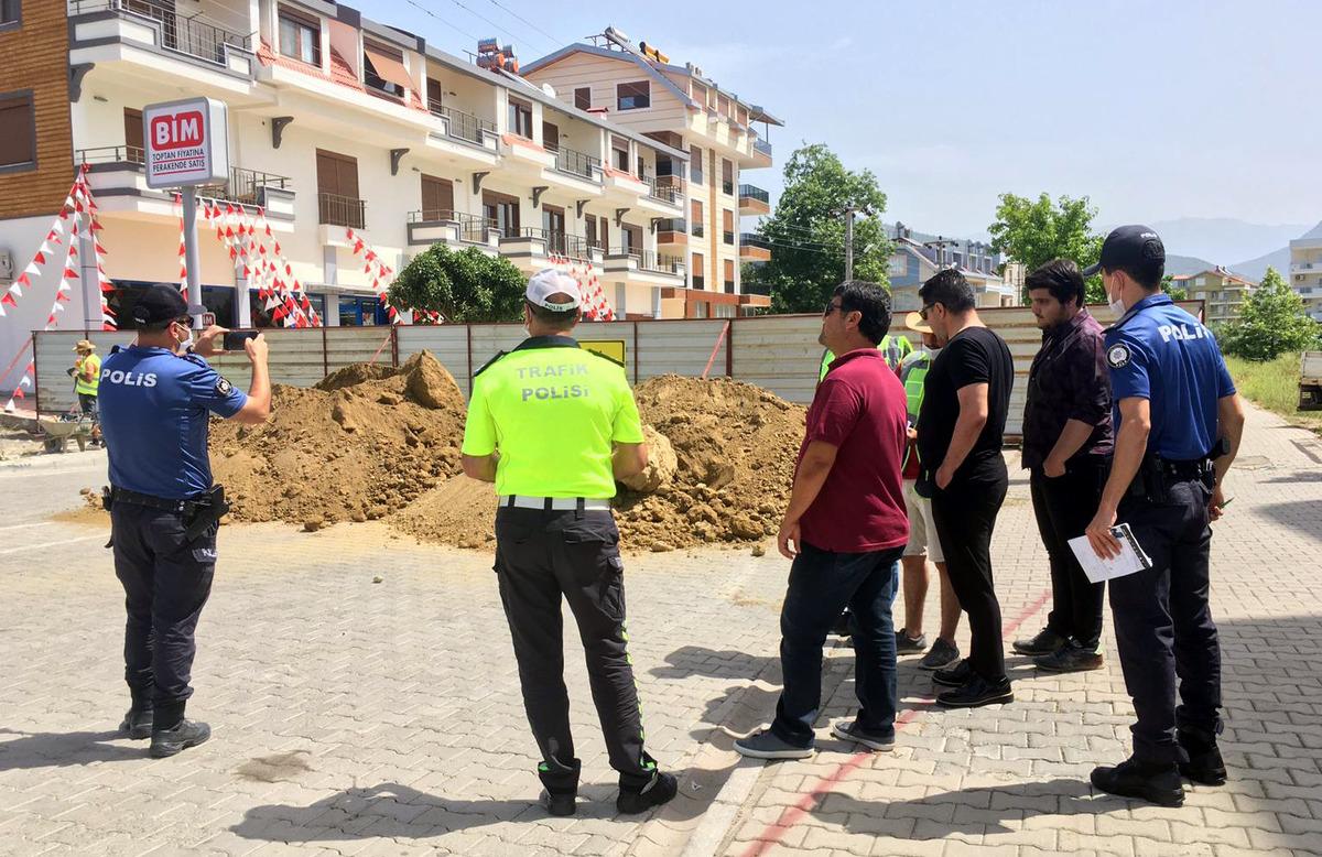 '&Ouml;zel m&uuml;lk&uuml;m' dedi, mahalle yolunu bariyerle kapattı