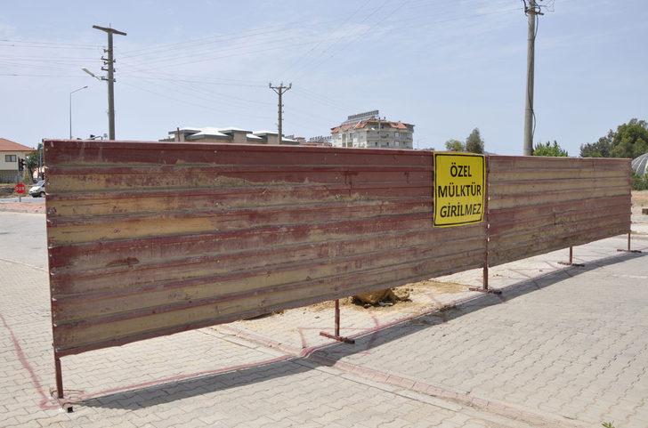 'Özel mülküm' dedi, mahalle yolunu bariyerle kapattı G3