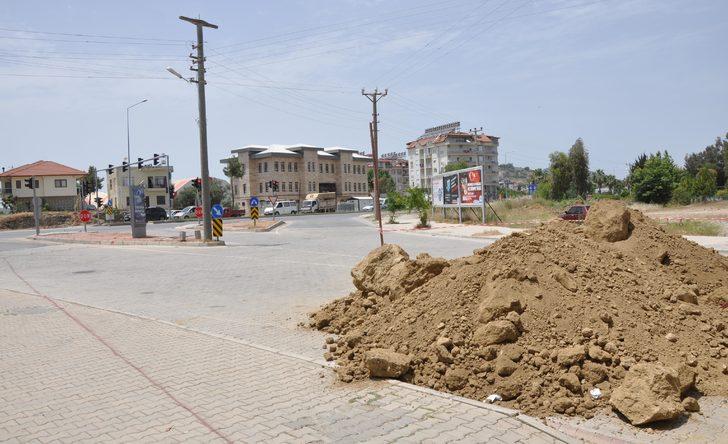 'Özel mülküm' dedi, mahalle yolunu bariyerle kapattı G4