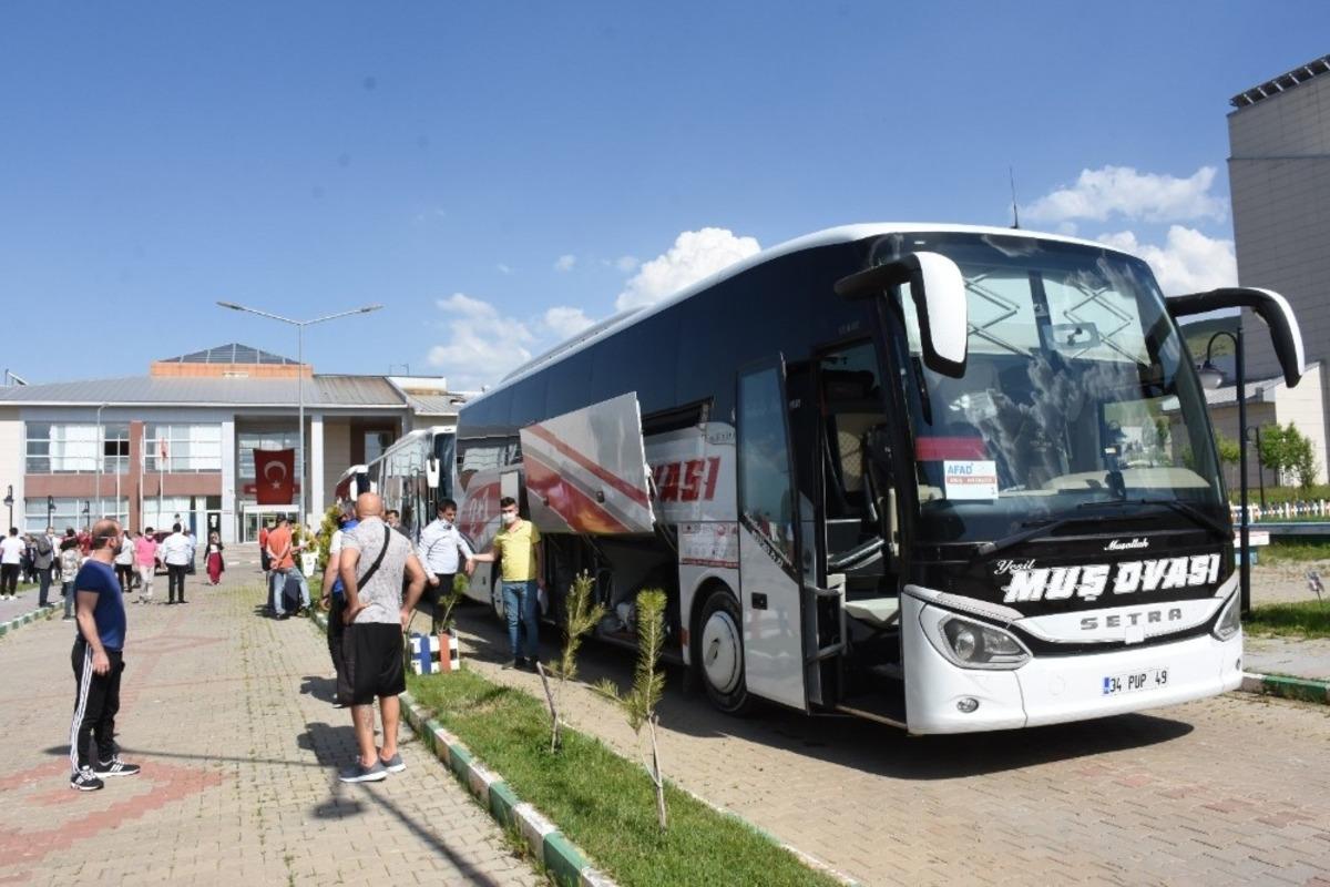 Muş&rsquo;ta karantina s&uuml;resi tamamlanan 107 kişi memleketlerine uğurlandı