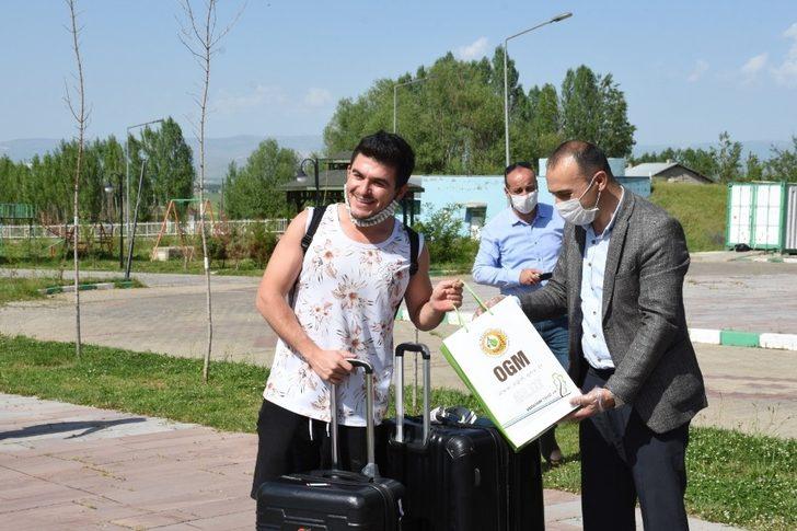 Muş’ta karantina süresi tamamlanan 107 kişi memleketlerine uğurlandı G3