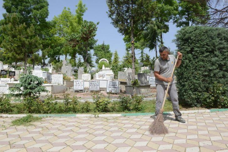 Çorum’da mezarlıklar bayram ziyaretine hazırlandı G5