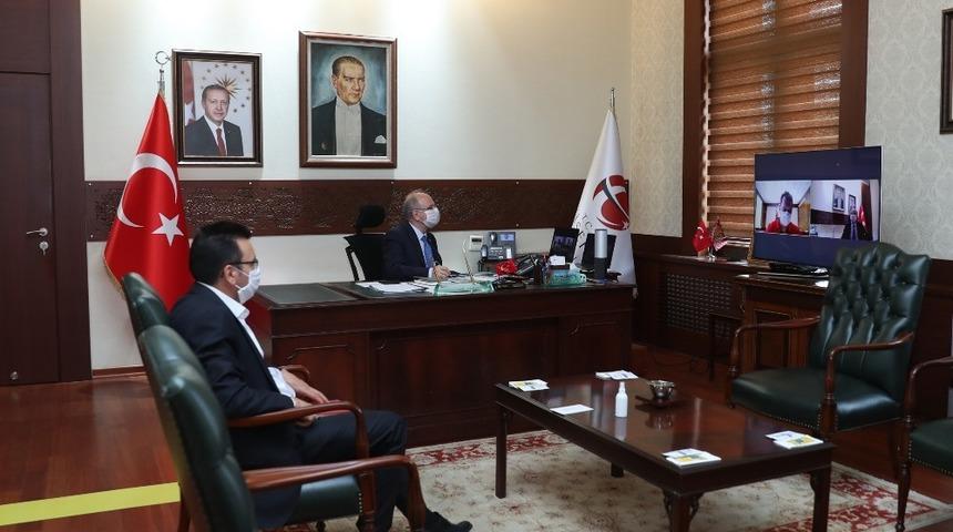 Vali Çakacak sağlıçılarla video konferans görüşmesi yaptı