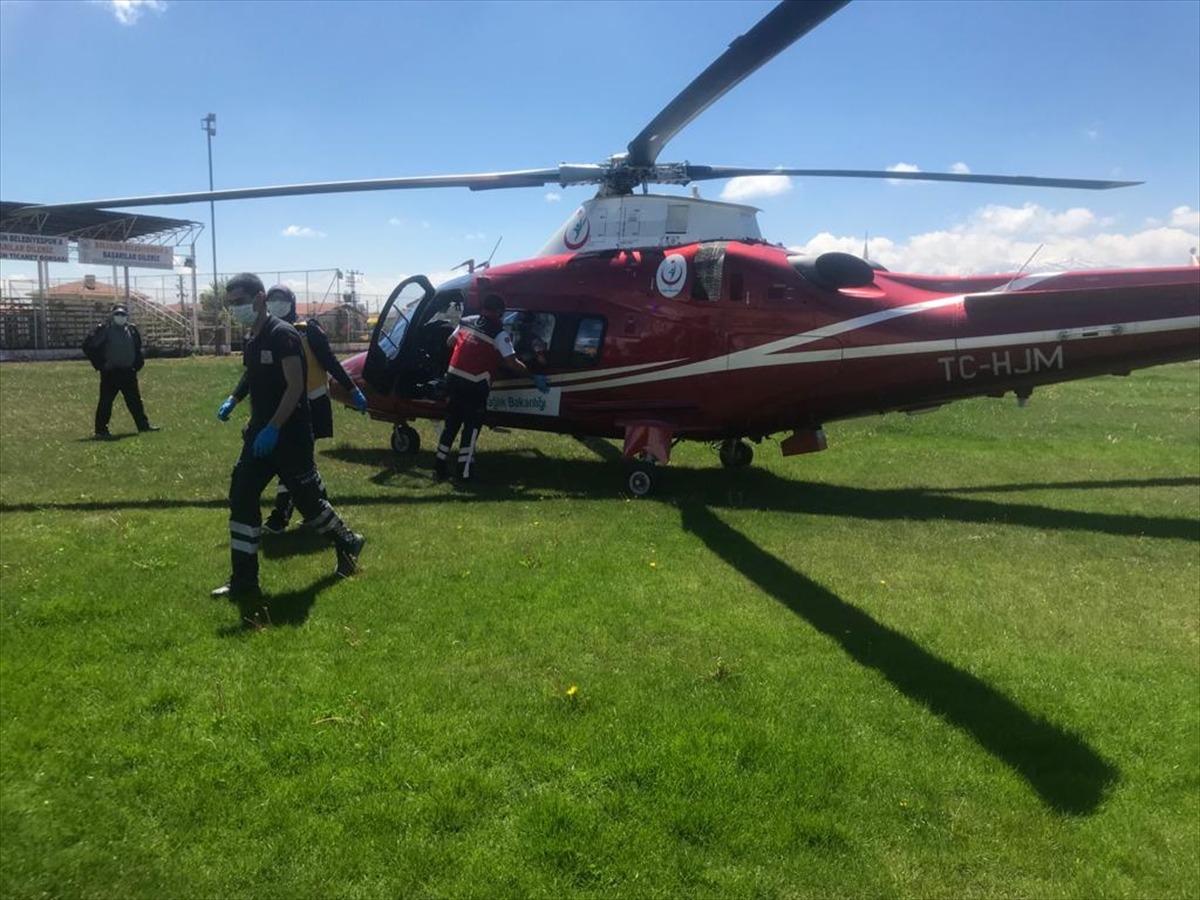 Afyonkarahisar'da &uuml;zerine sıcak su d&ouml;k&uuml;len bebek, ambulans helikopterle Eskişehir'e g&ouml;t&uuml;r&uuml;ld&uuml;
