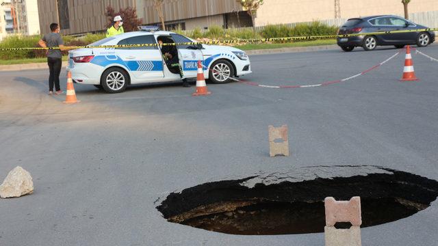 Caddede oluşan 6 metre derinliğindeki obruk korkuttu