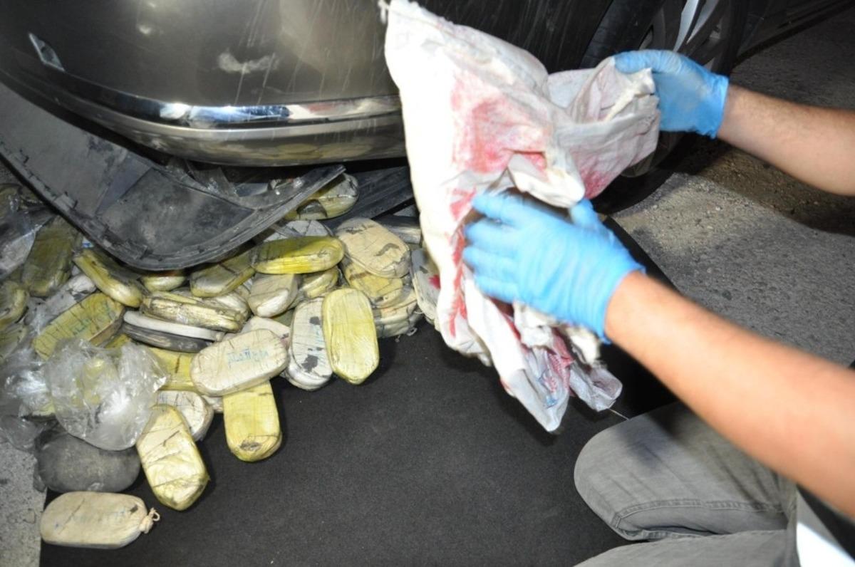 Polise &ccedil;arpıp ka&ccedil;tı, ara&ccedil;tan 34 kilogram esrar &ccedil;ıktı