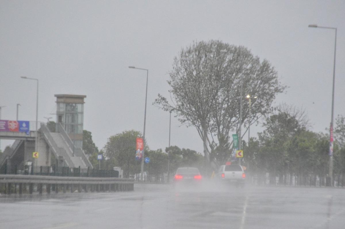Kuvvetli yağmur ve r&uuml;zgar İstanbul'u etkisi altına aldı
