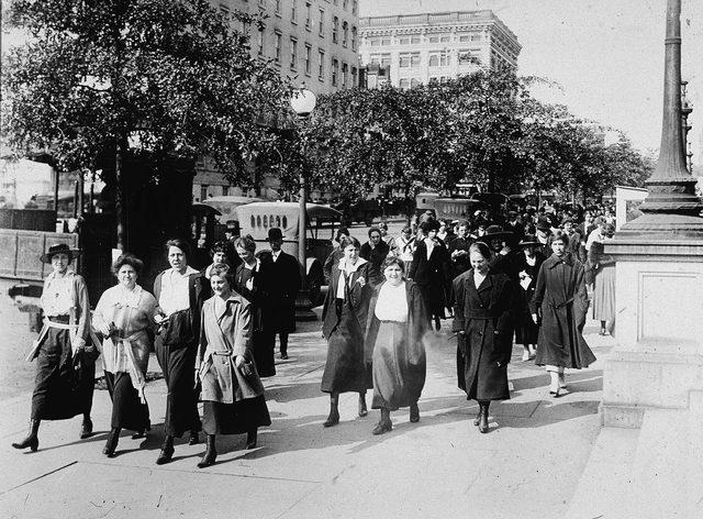 1. Dünya Savaşı sırasında Savaş Bakanlığı'nda göre yapan kadınlar gribe karşı her gün sabah ve akşam 15'er dakikalık yürüyüşlere çıkarılıyordu.