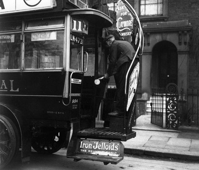 Mart 1920'de Londra'da bir görevli, otobüsü dezenfekte ederken