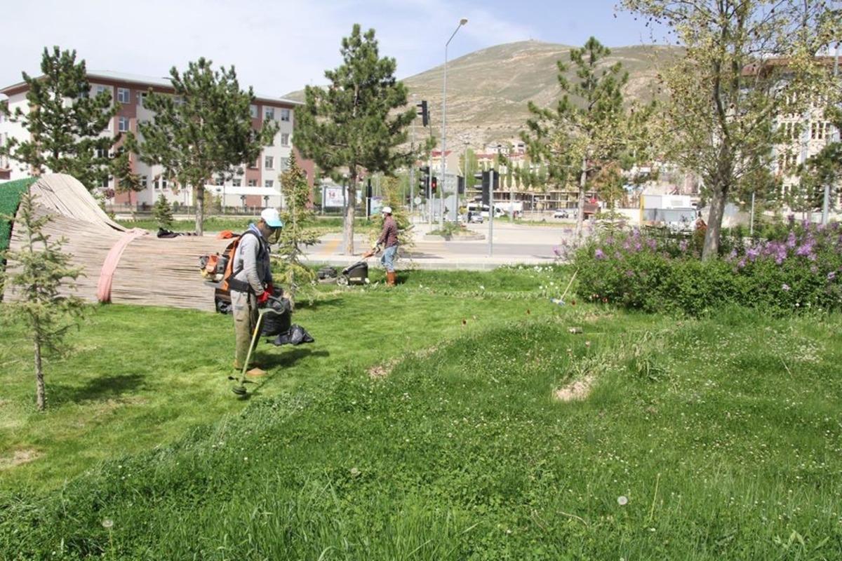 Bayburt&rsquo;ta park ve ref&uuml;jlerde &ccedil;im bi&ccedil;me &ccedil;alışması