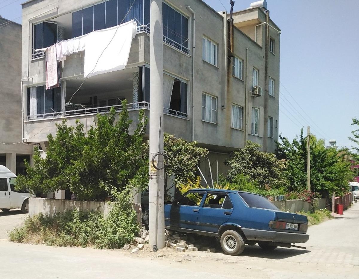 &Ouml;n&uuml;ne &ccedil;ıkan araca &ccedil;arpmamak i&ccedil;in ani manevra yaptı, bah&ccedil;e duvarından i&ccedil;eri girdi