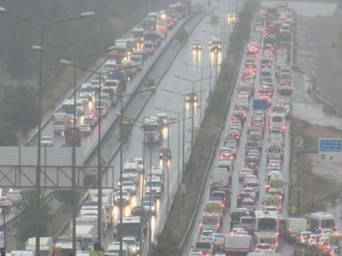 İstanbul'un &ccedil;ıkışında ara&ccedil; kuyruğu! Sebebi ise...