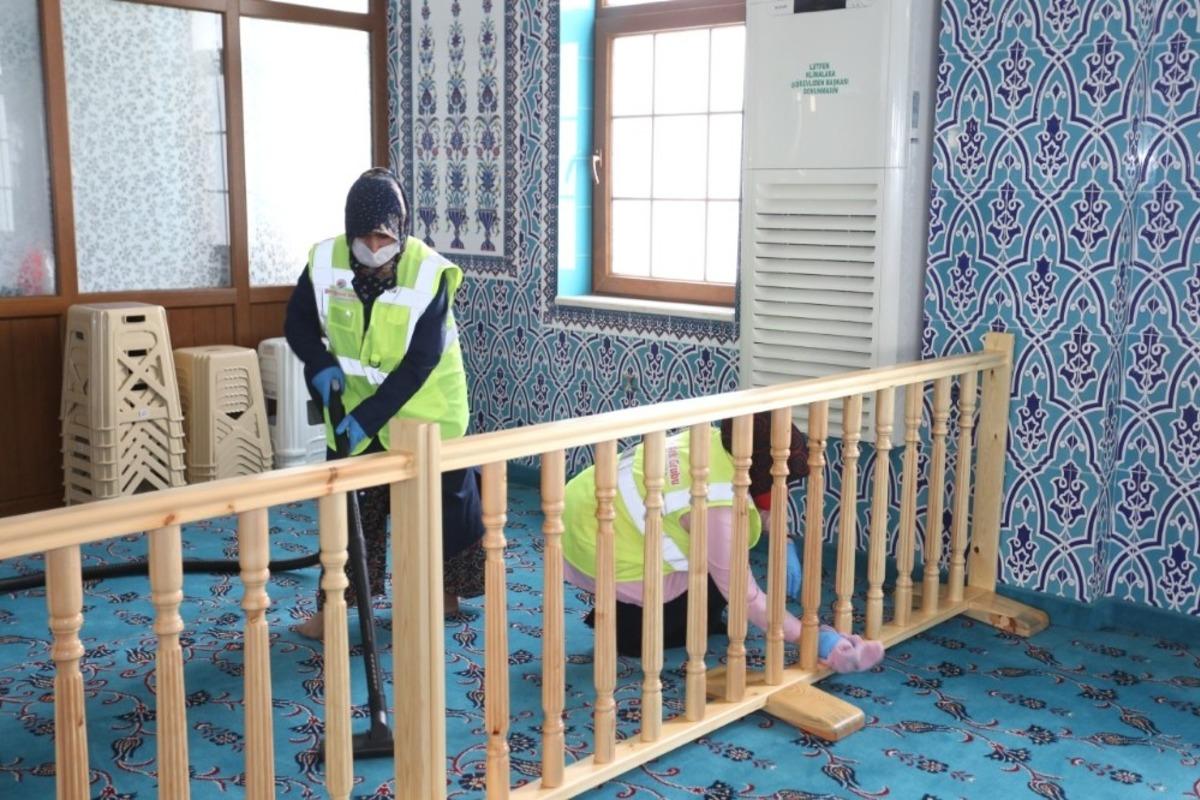 Başkan T&uuml;t&uuml;nc&uuml;, camilerdeki dezenfekte &ccedil;alışmalarını inceledi