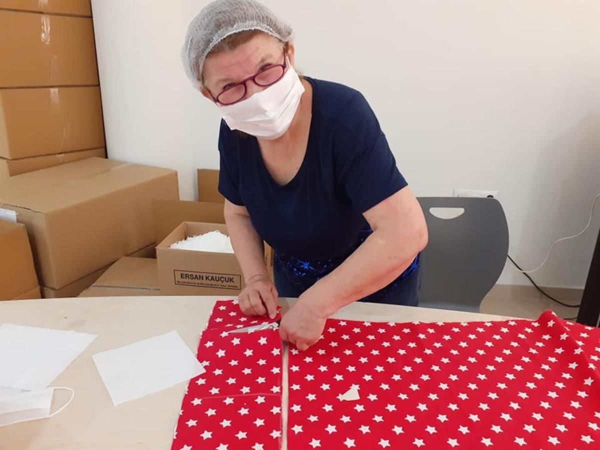 Bayrama &ouml;zel maske &uuml;retiliyor