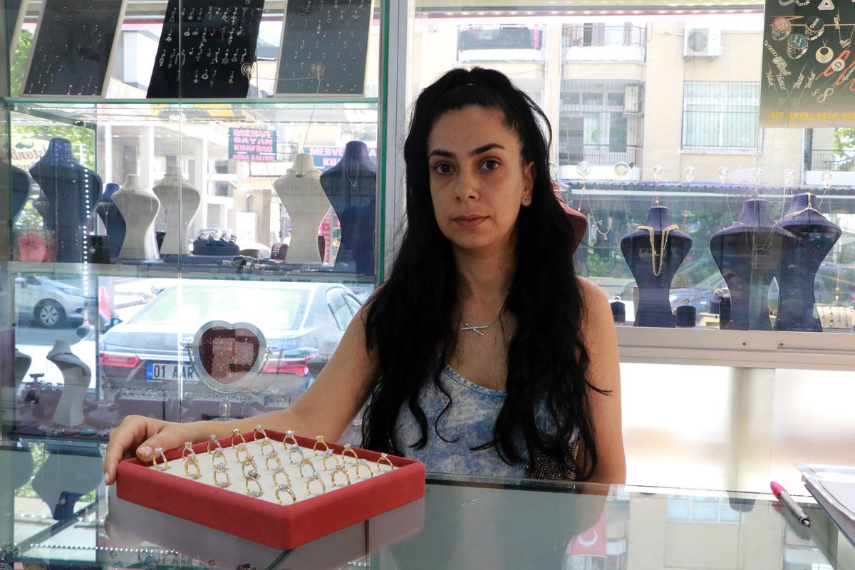 'Nişanlıma alyans alacağım&rsquo; dedi, 30 bin liralık y&uuml;z&uuml;k &ccedil;aldı