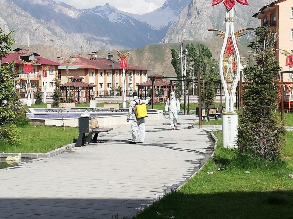 Hakkari&rsquo;de &ccedil;ocuk parkları dezenfekte edildi