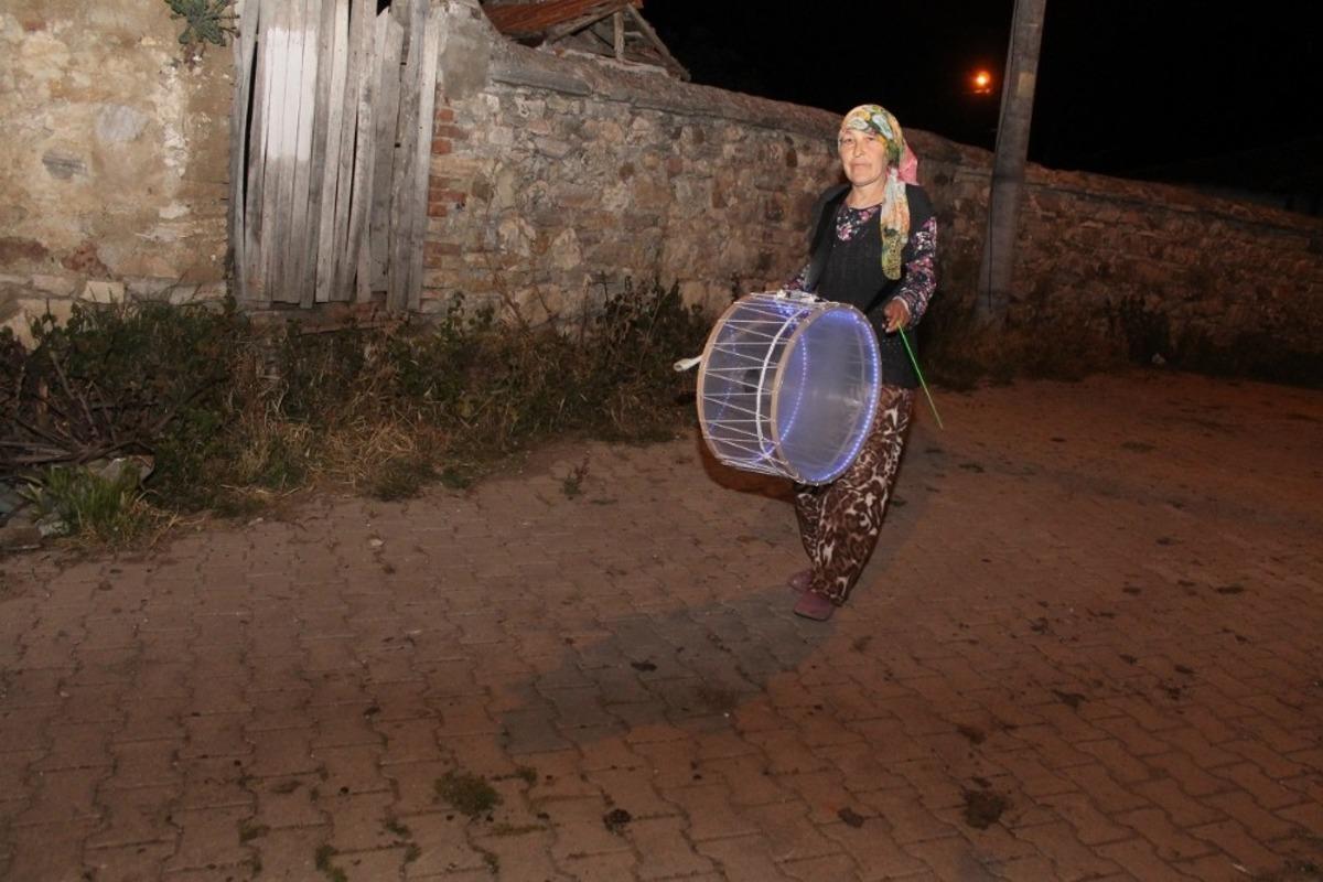 Manyas&rsquo;ı bayan davulcu sahura kaldırdı