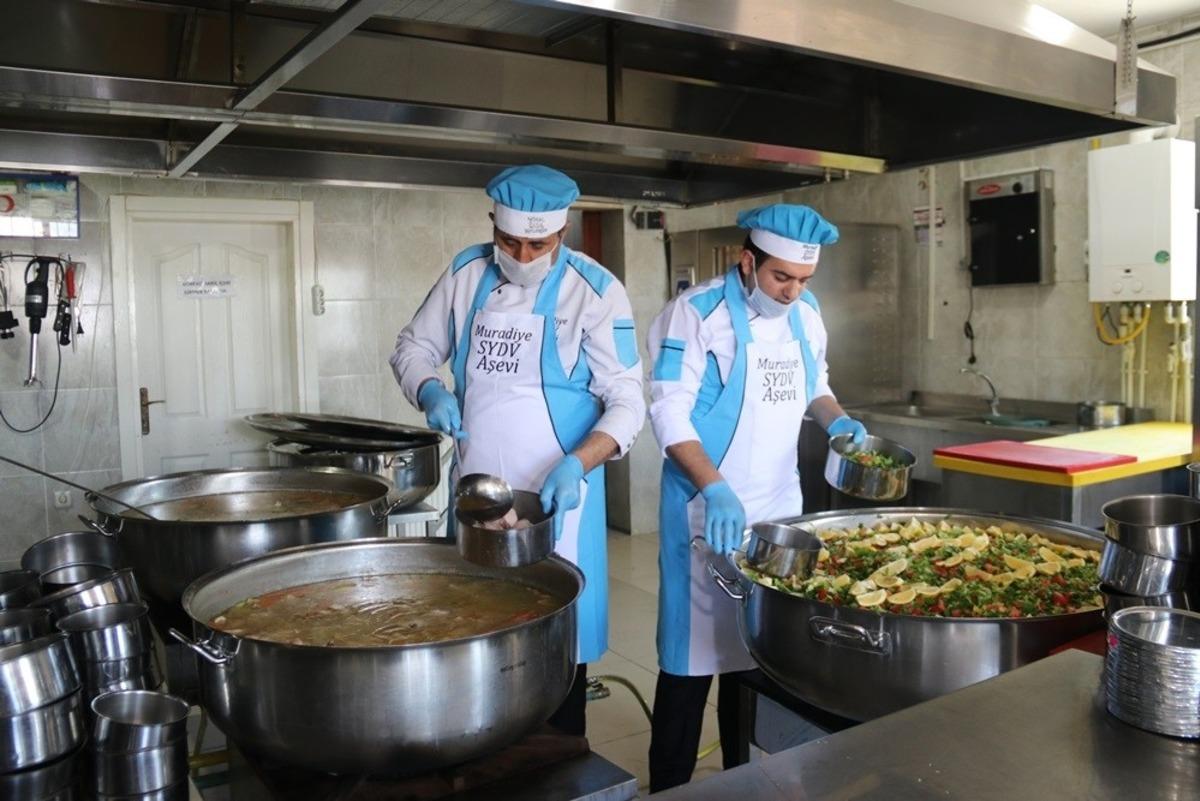 Muradiye&rsquo;de 620 ihtiya&ccedil; sahibine g&uuml;nde 3 &ccedil;eşit sıcak yemek