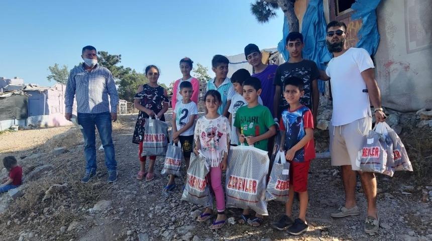 Kuşadası Kimsesizler Derneği 100 &ccedil;ocuğu giydirdi