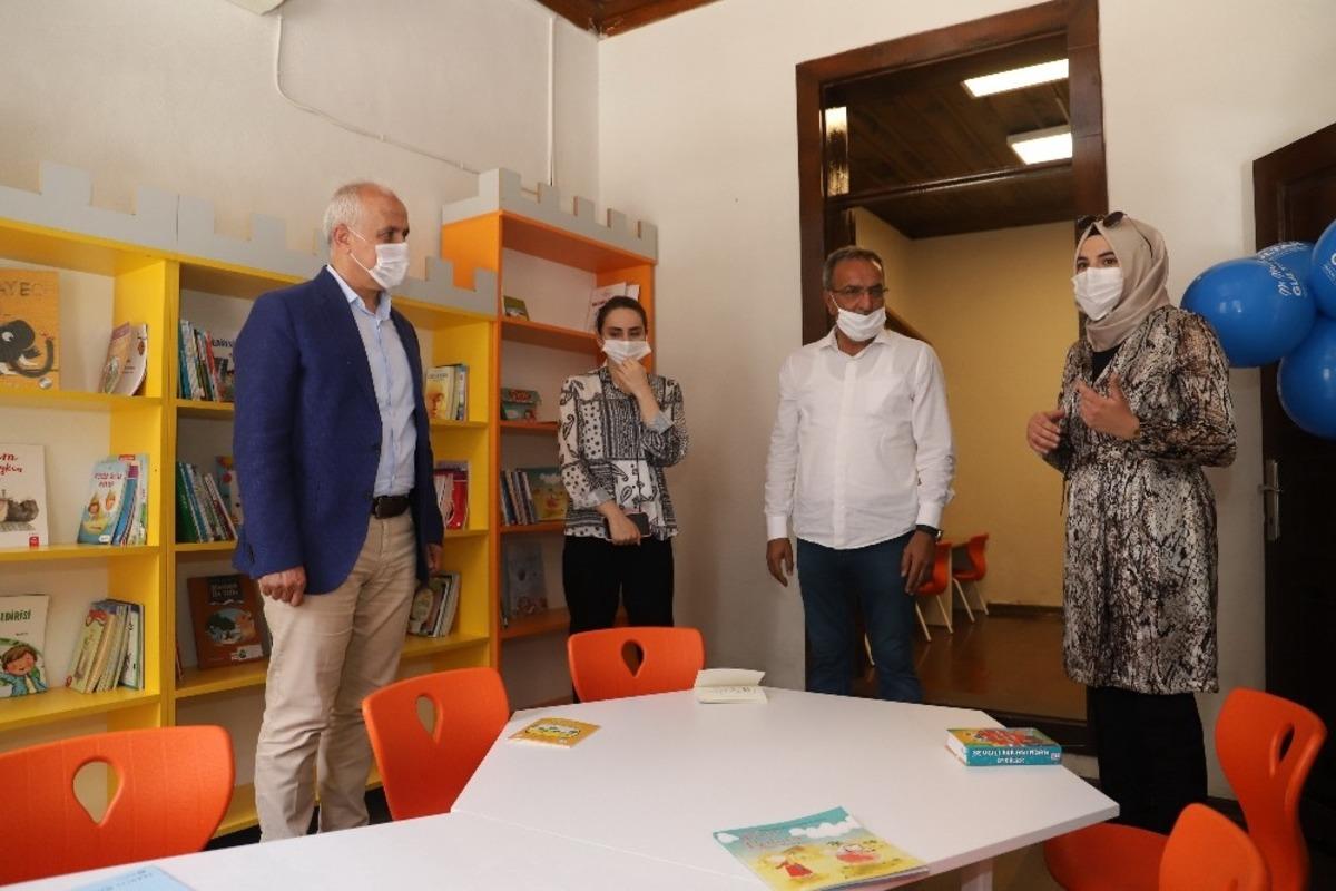 Başkan G&uuml;ltak, &ccedil;ocuk k&uuml;t&uuml;phanesi ve oyun alanını hizmete a&ccedil;tı