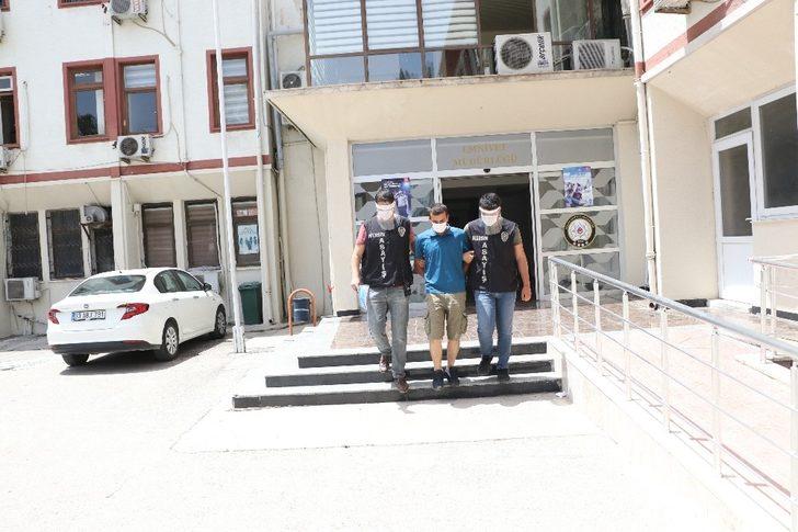 Gündüz vakti yolda yürüyen kadına dehşeti yaşattı G2