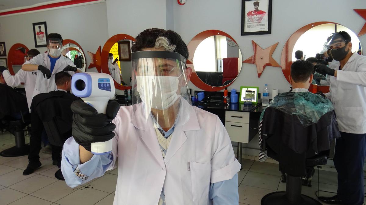 Koronavir&uuml;s sonrası berberde hemşire &ccedil;alıştırmaya başladı