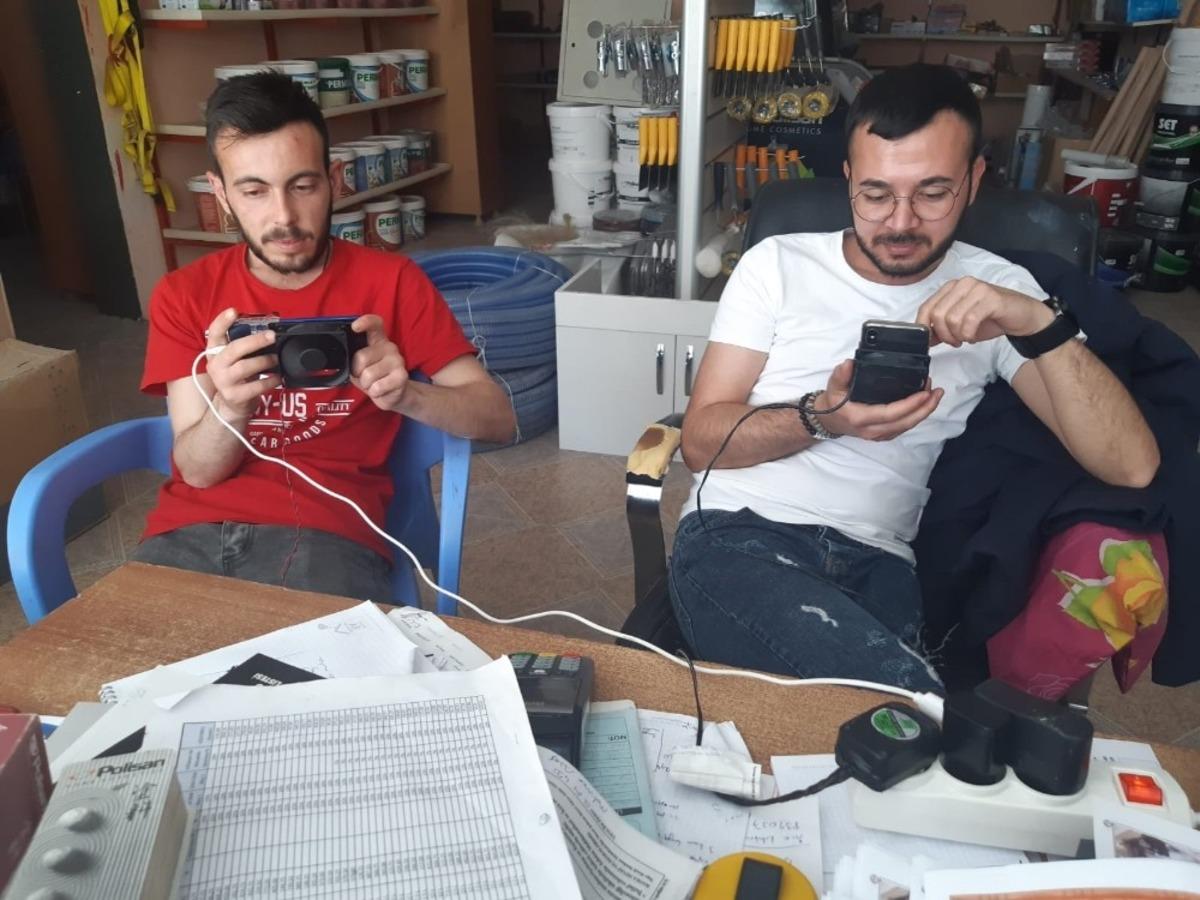 Oyun tutkunu gen&ccedil;ler cep telefonlarına fan taktı