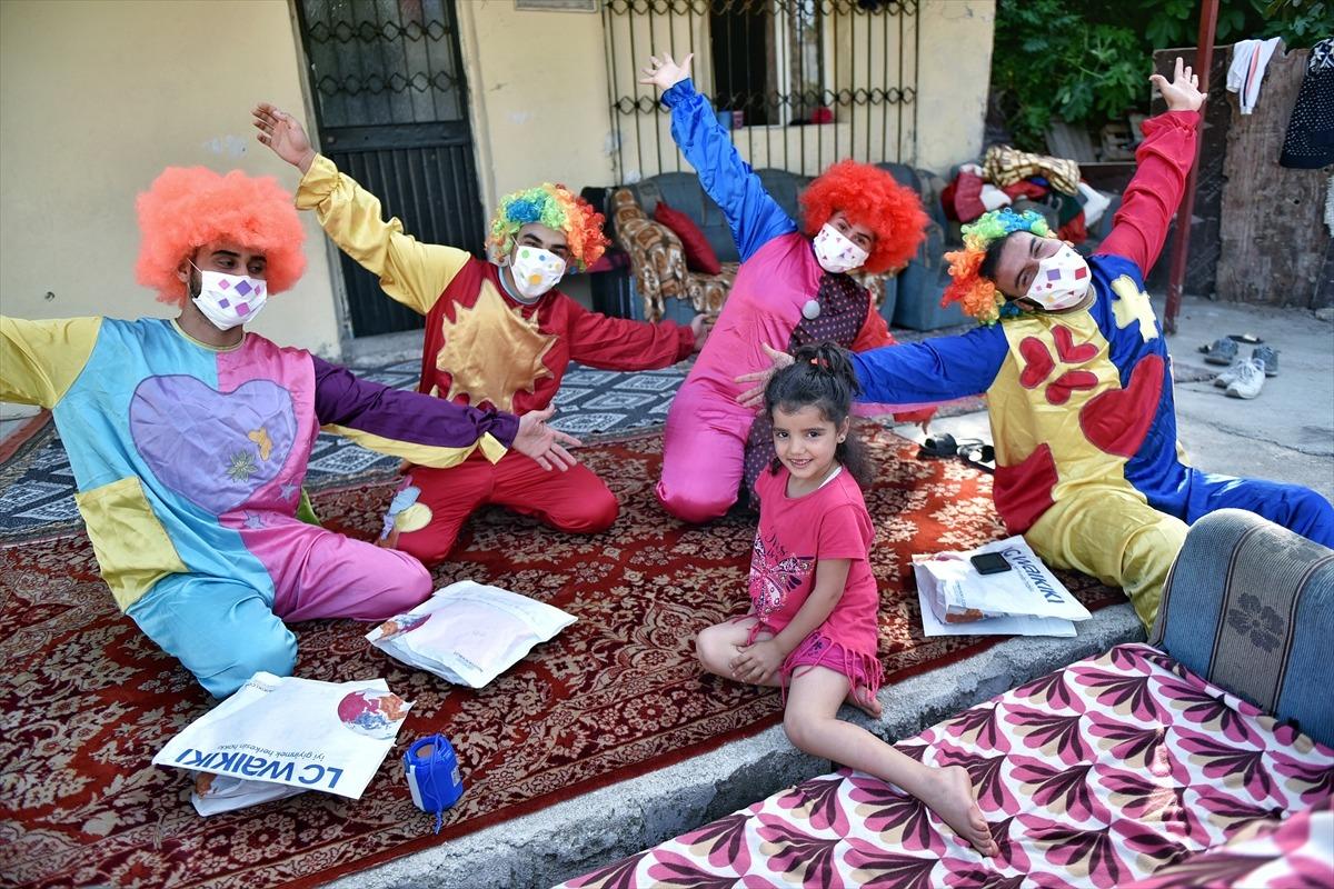 G&ouml;n&uuml;ll&uuml; palya&ccedil;olardan &ccedil;ocuklara bayram hediyesi