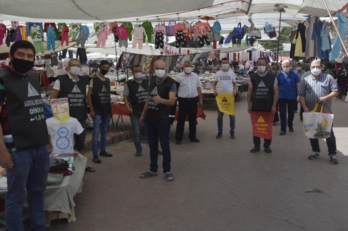 Sosyal mesafenin &ouml;nemine dikkat &ccedil;ekmek i&ccedil;in yelek dağıttılar