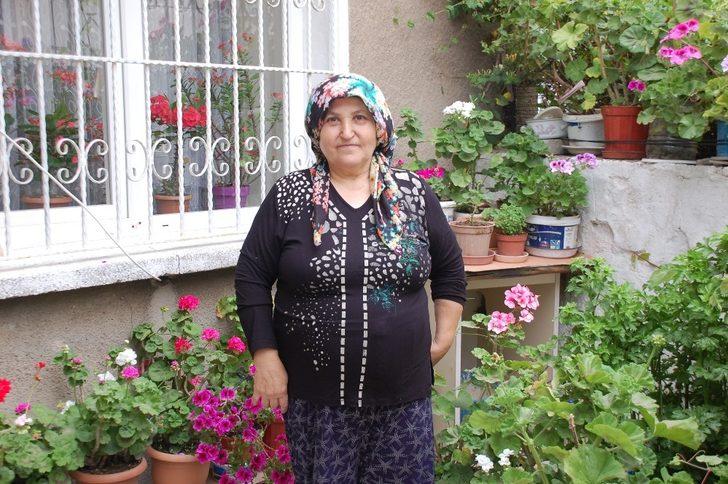 Ev ve bahçesinde çiçek ve sebze yetiştiren kadın: G2