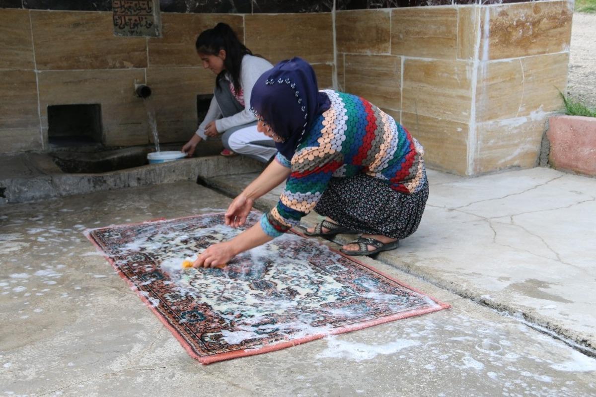 Bayram &ouml;ncesi asırlık &ccedil;eşmede halılar yıkandı, kurumaya bırakıldı