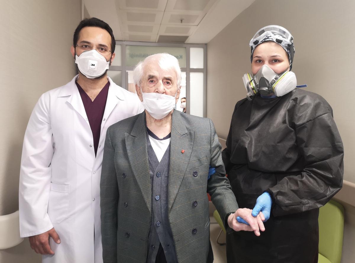 91'lik Hilmi dede imm&uuml;n plazmayla koronavir&uuml;s&uuml; yendi