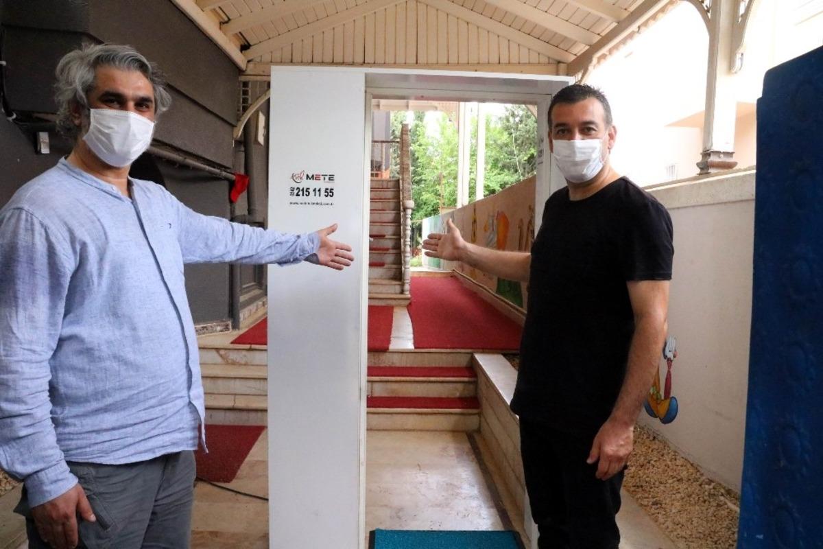 Koronavir&uuml;se karşı dezenfekte t&uuml;neli