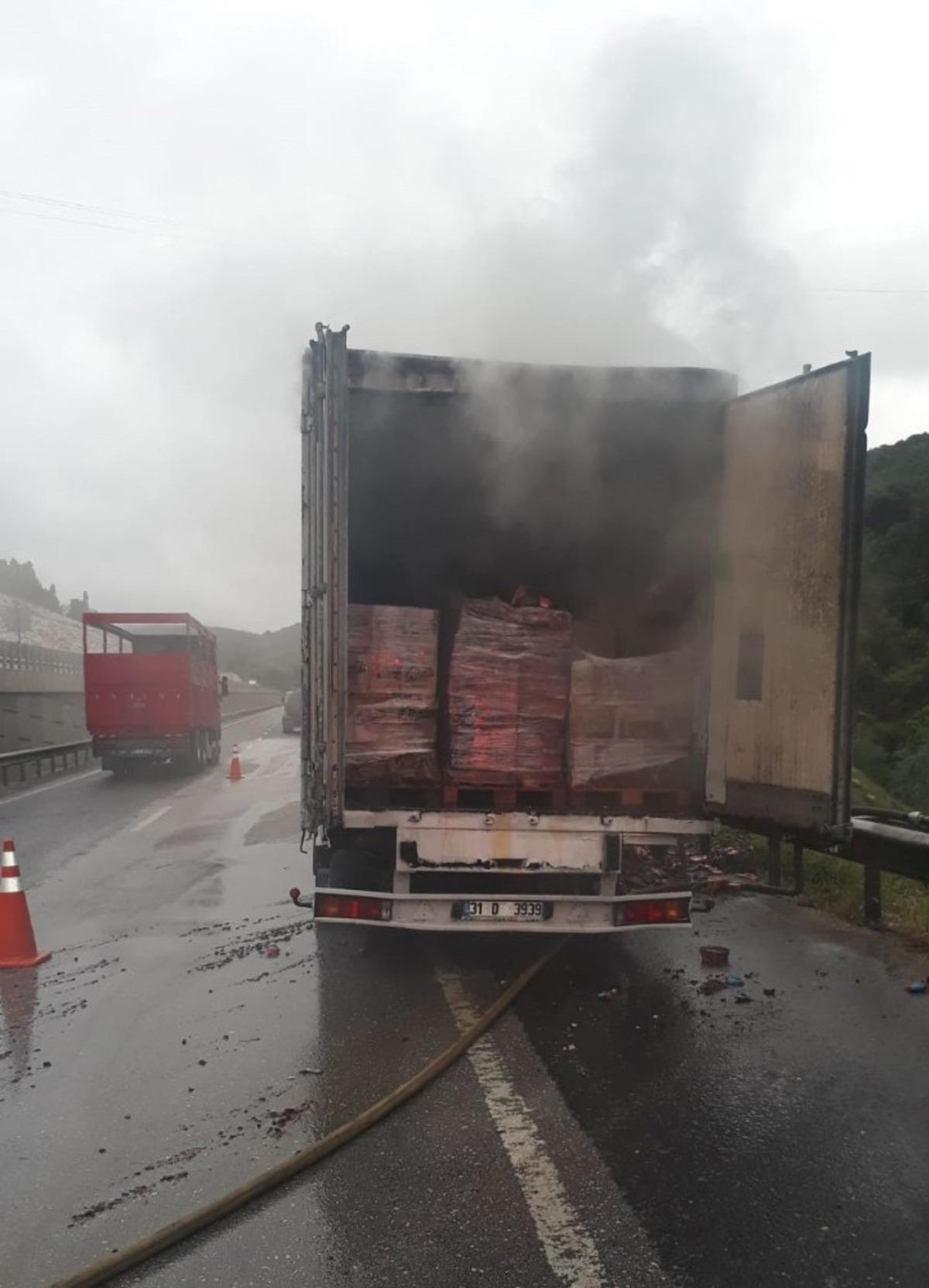 Bilecik&rsquo;te &ccedil;ikolata y&uuml;kl&uuml; tırın lastiği patlayınca yangın &ccedil;ıktı