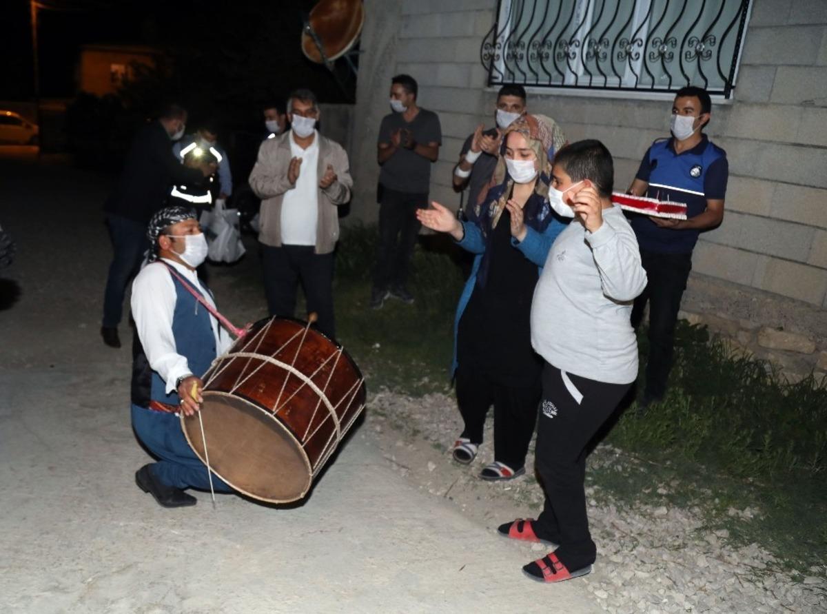 Van B&uuml;y&uuml;kşehir Belediyesi otizmli &Ouml;zcan&rsquo;ın dileğini ger&ccedil;ekleştirdi