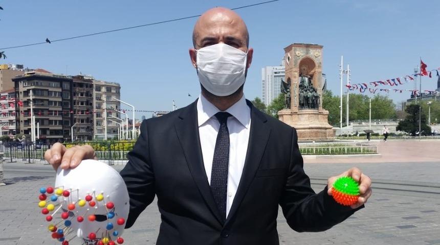 Taksim&rsquo;de "vir&uuml;s adam"dan ilgin&ccedil; farkındalık