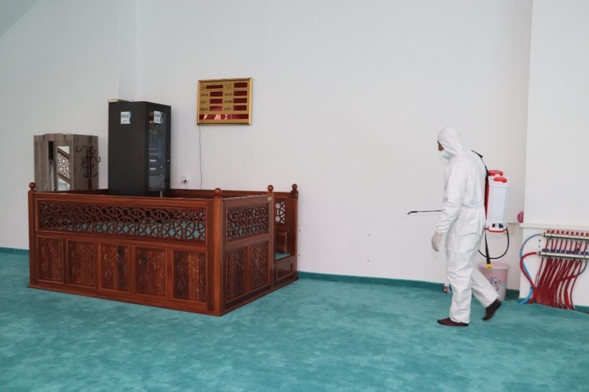 Ağrı Belediyesi ibadete a&ccedil;ılacak camileri dezenfekte etmeye başladı