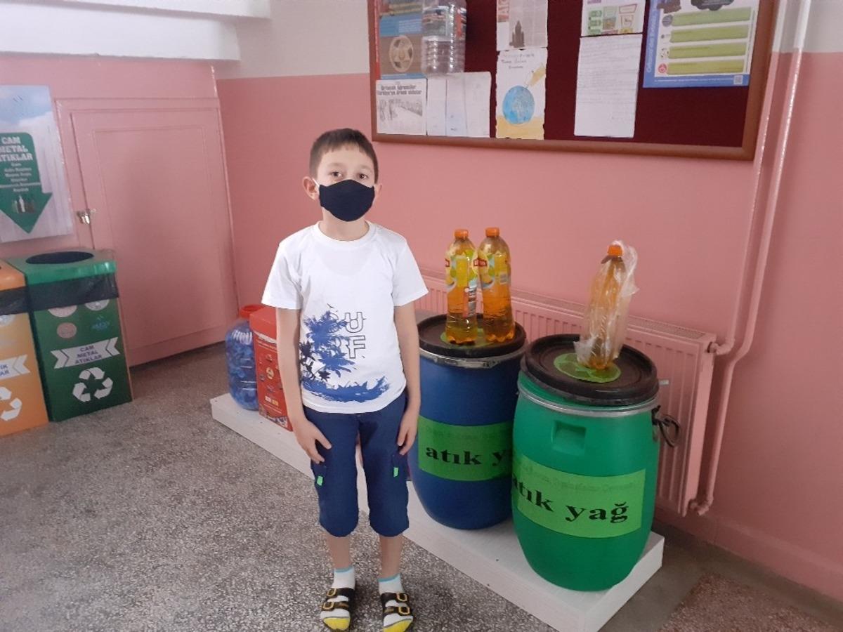 İlkokul &ouml;ğrencisi biriktirdiği atık yağları sokağa &ccedil;ıkma izninde okuluna teslim etti