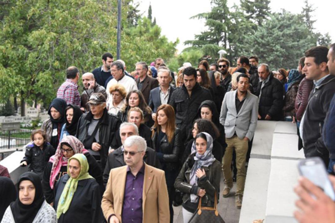 Sinem Kobal anneannesine veda etti