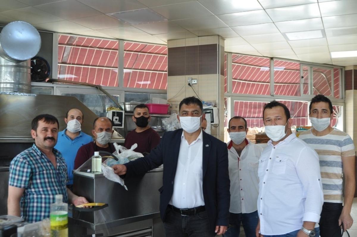 Korkuteli&rsquo;nde bayram &ouml;ncesi esnafa maske dağıtıldı