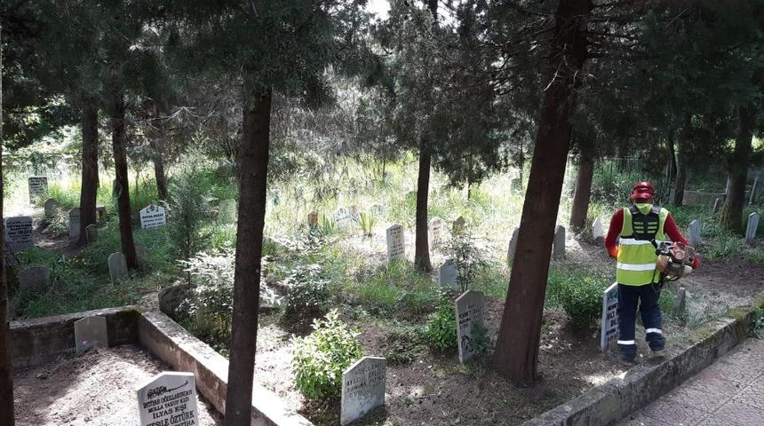 Başiskele mezarlıklarında bayram temizliği