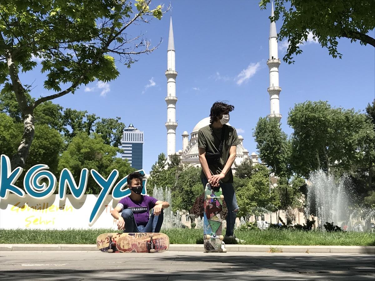 Gen&ccedil;ler Ramazan Bayramı &ouml;ncesinde sokakları doldurdu