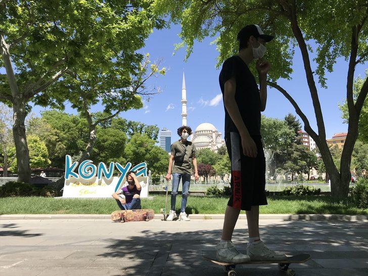 Gençler Ramazan Bayramı öncesinde sokakları doldurdu G3