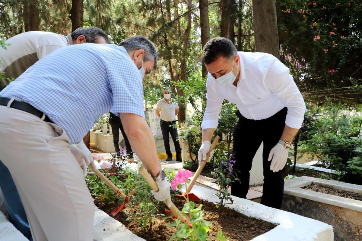 Alanya&rsquo;da mezarlıklarda &ccedil;i&ccedil;ek dağıtıldı