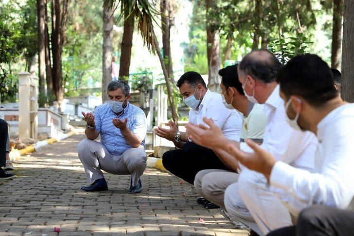 Alanya’da mezarlıklarda çiçek dağıtıldı G2